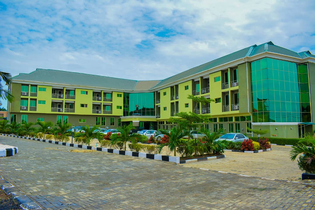 Monarchs Luxury Palace Hotel Exterior